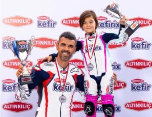 Kenan Sofuoğlu oğluyla birlikte kamera karşısına geçti