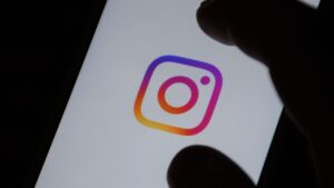 Instagram Hikayeler'e yapay zeka destekli "Restyle" düzenleme özelliği geldi